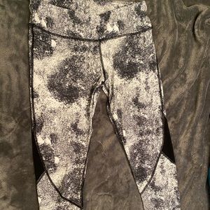 Junior’s white/black marble SO Yoga Capri size M